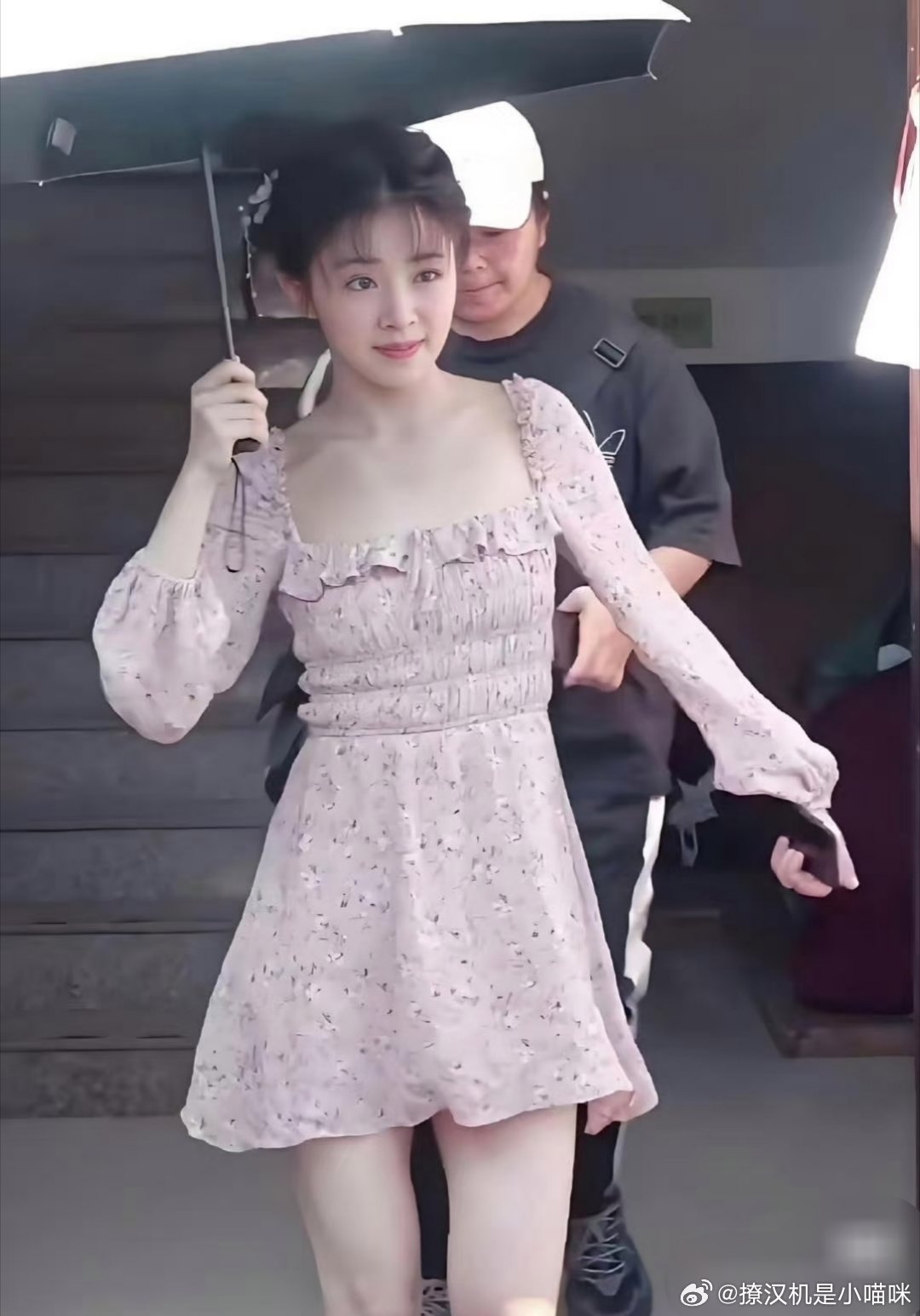 天哪，这是什么粉红少女啊！告诉我这是40岁的张含韵，那我是什么？？？？17岁的老