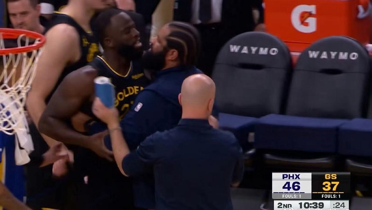 格林再次情绪失控！ 

今天勇士对太阳的比赛中，追梦格林再次情绪失控。他在第二节