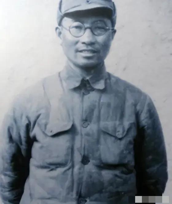 1933年，被捕的廖承志在狱中看见了同样被捕的陈赓，他灵机一动，对陈赓说：“我有