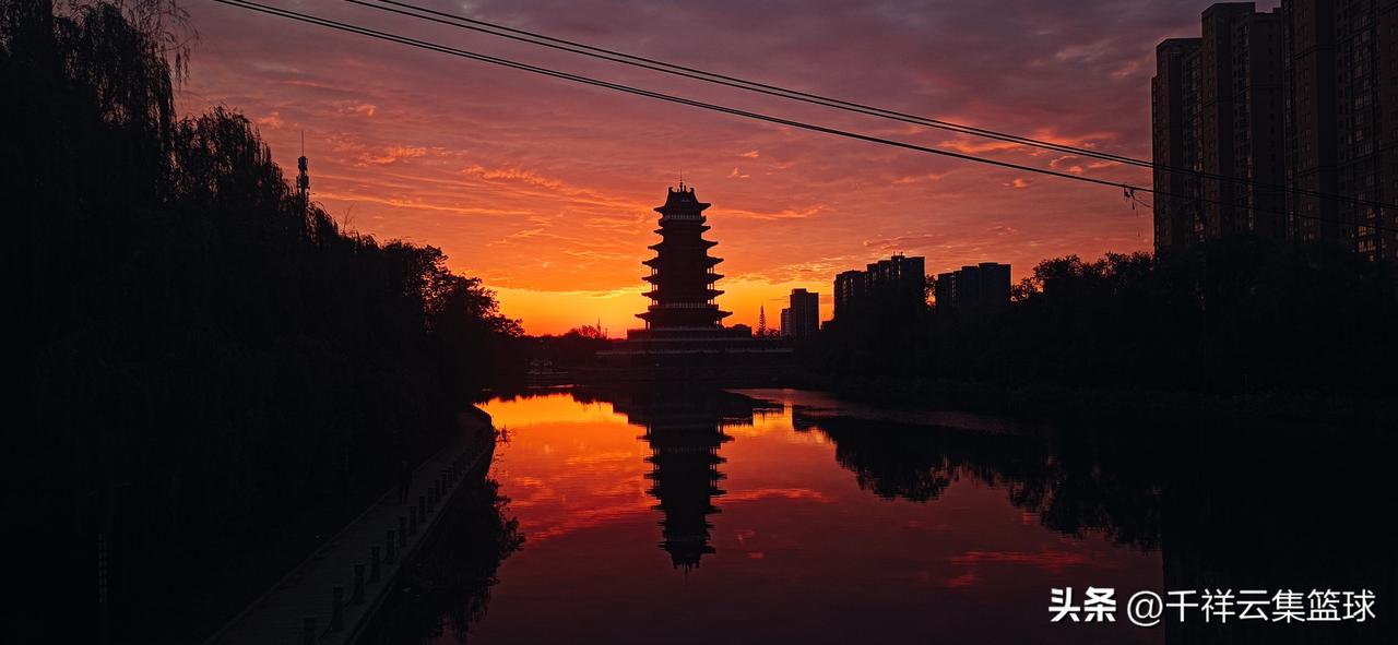 今天早晨的夏邑县长寿塔格外的美丽！在朝霞的映照下非常的气派，欢迎来到夏邑县。