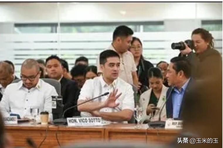 菲律宾帕西格市市长维科·索托表示，承包商和一些地方政府官员之间所谓的“文凭制度”