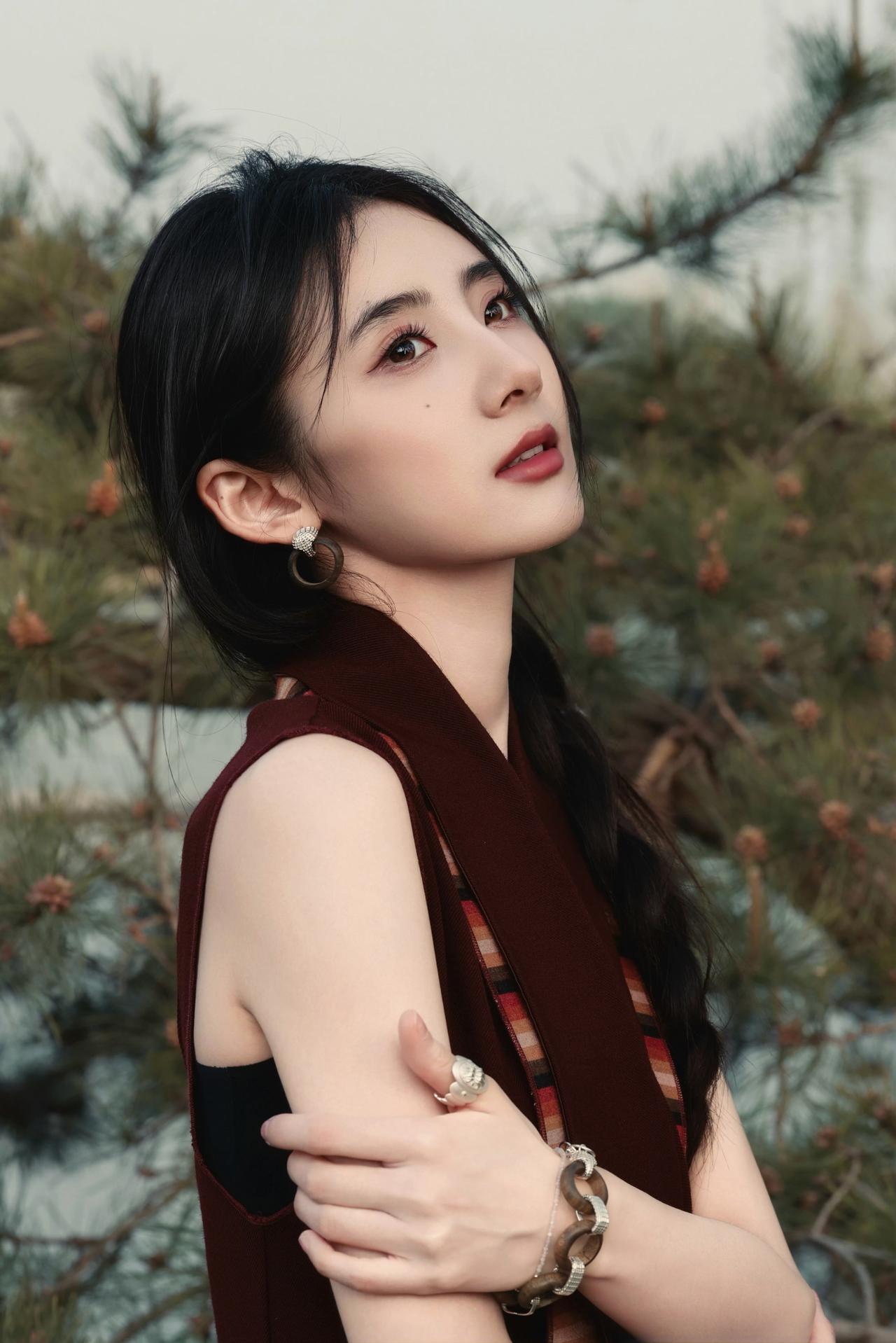 酒红长裙衬出沉静气韵，乌黑长辫漫随晚风。

一抬眼、一回眸，自带从容淡然的东方氛