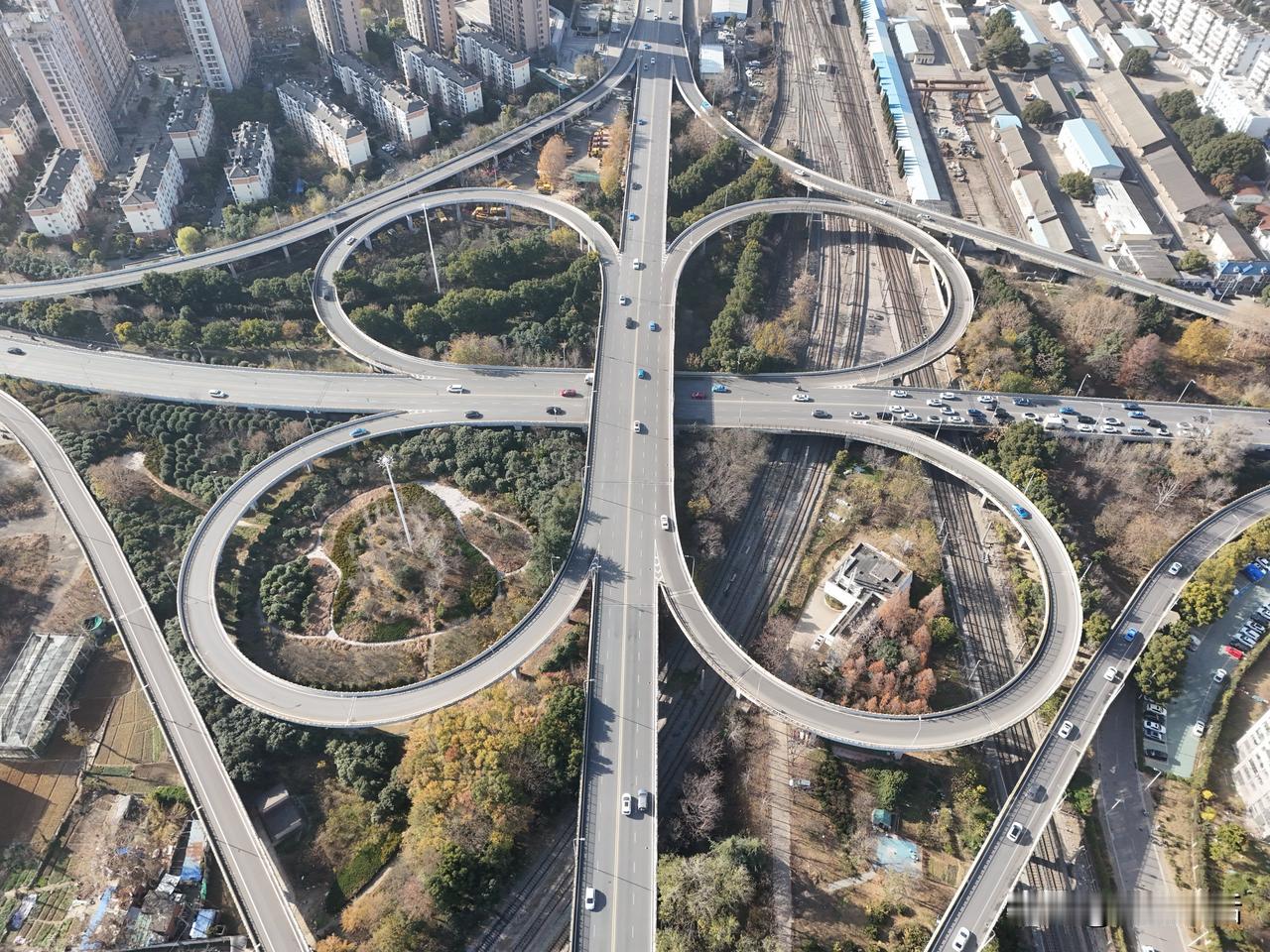 分享一张你拍的最美的照片这张“中国结”怎么样？建筑是凝固的音乐，讲究对称的立交桥