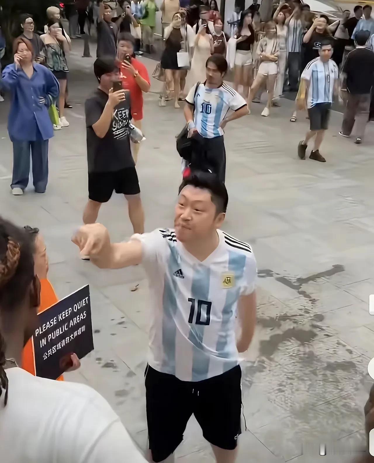 输球又输人品！上海球迷失态一幕太离谱，真正丢人的从来不是球队
 
上海：皇上不急