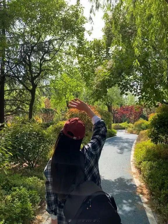 一定要做一个淡淡的人，淡到任何关系都伤害不到你，淡到对任何事情都无所谓。晚安💤