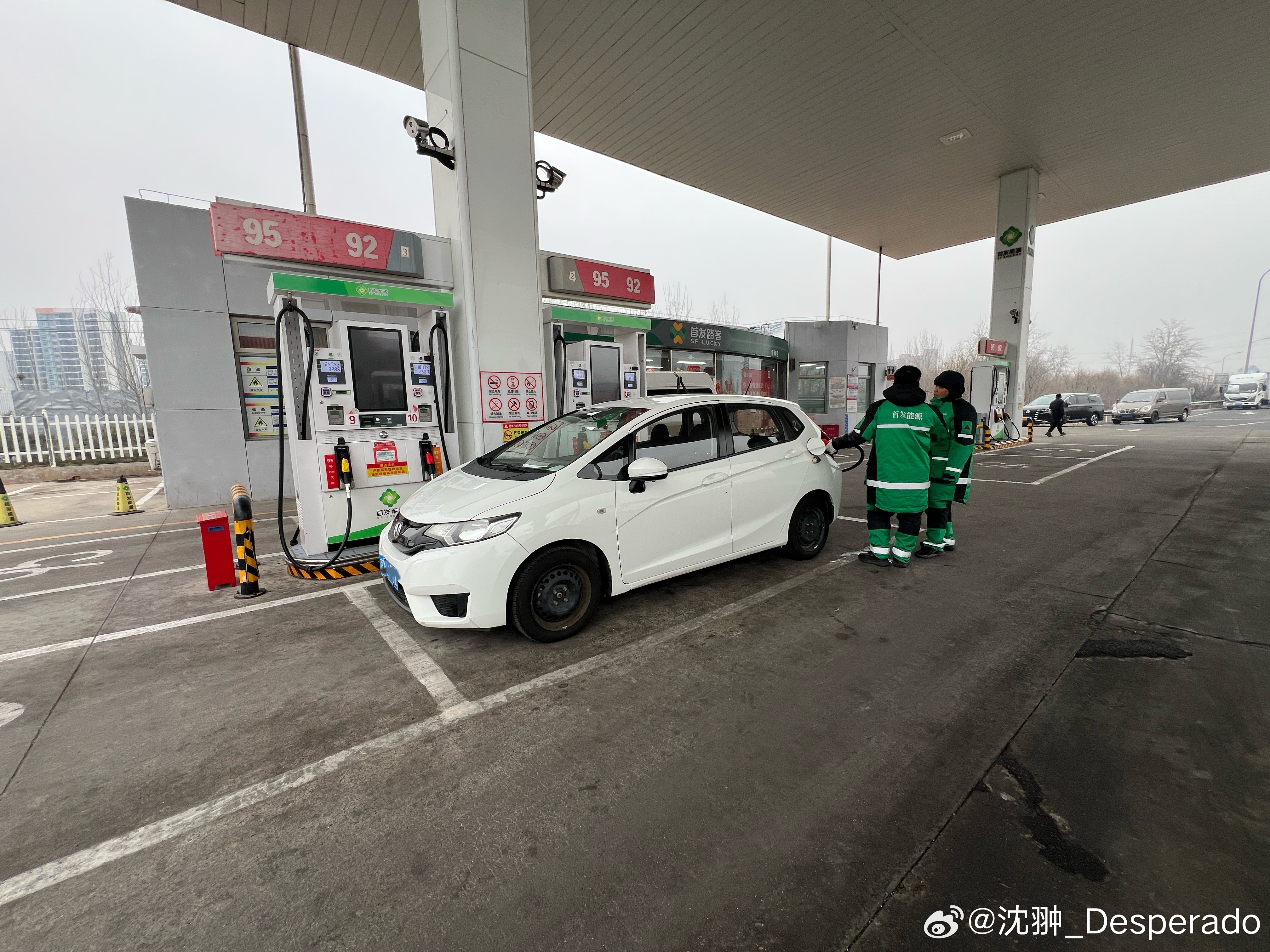 半个月没开飞度了，今天溜一圈儿，充充电。 北京