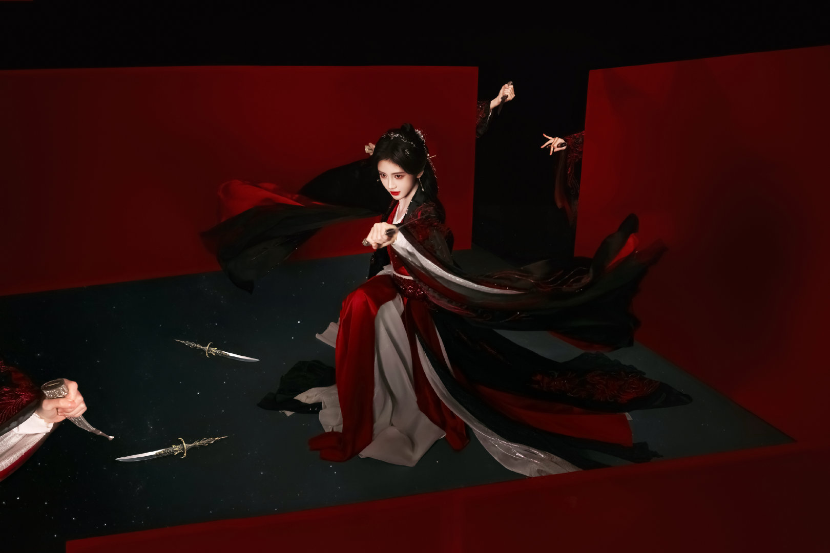 鞠婧祎露芜衣握住自己的命运了 鞠婧祎露芜衣握住自己的命运了 红黑造型气场全开，就