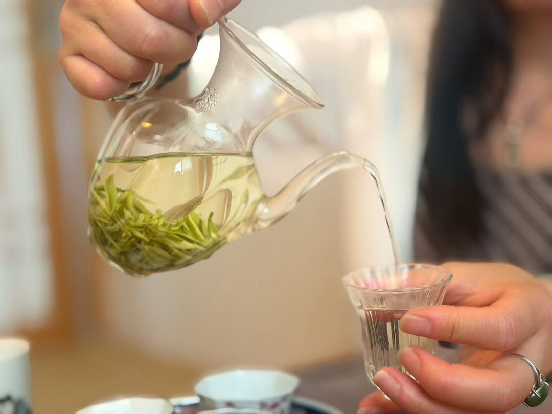 品茶赏器交友  杯茶，包容百味，人生起落，如同茶叶浮沉，沉时不骄，浮时不躁，顺境