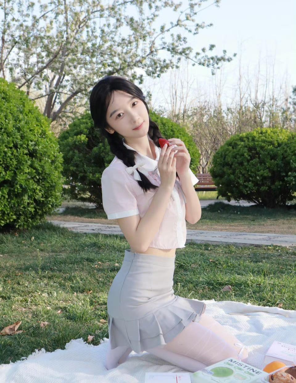 美女随手拍下风景照