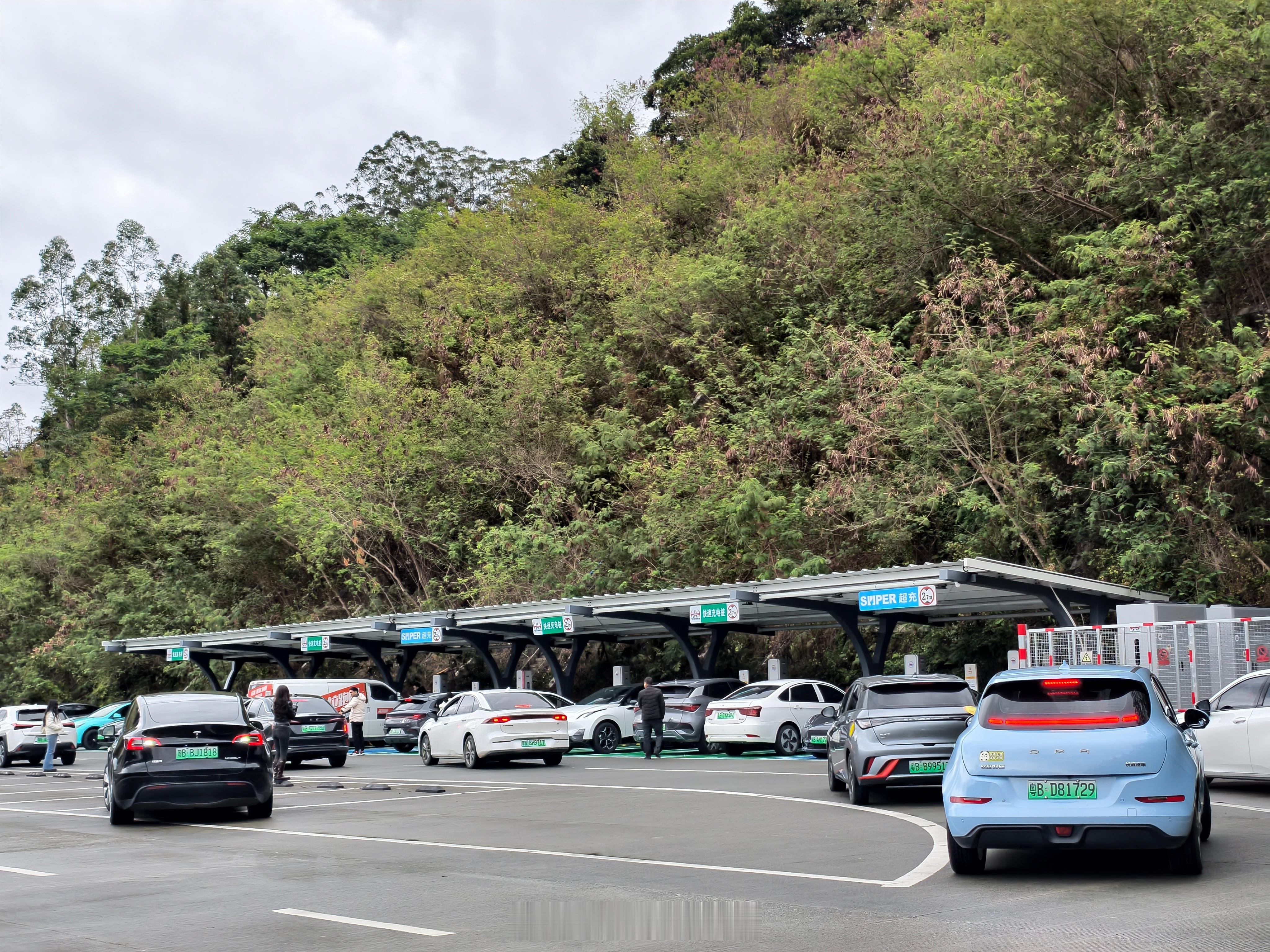 经过两个服务区，哪怕今年的充电桩已经多很多，依旧需要排队，第一个服务区排队蔚来换