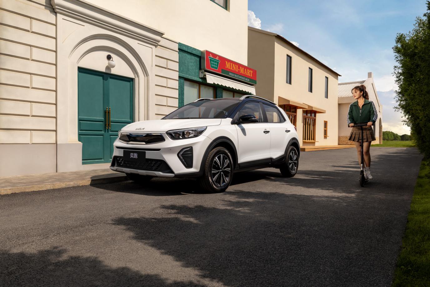 汽车资讯 11月1日，2026款起亚奕跑正式上市。新车推出两款配置，新增天霜蓝外