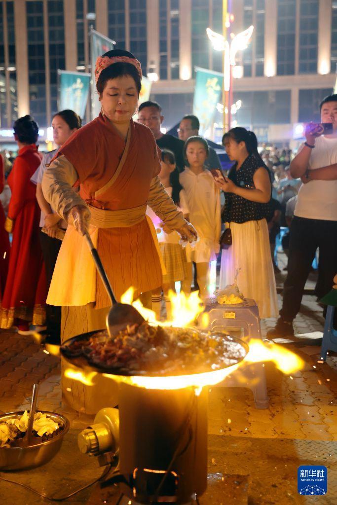 山丹第四届炒拨拉美食嘉年华8月8日，山丹县 2026 文旅宣传周暨第四届炒拨拉美