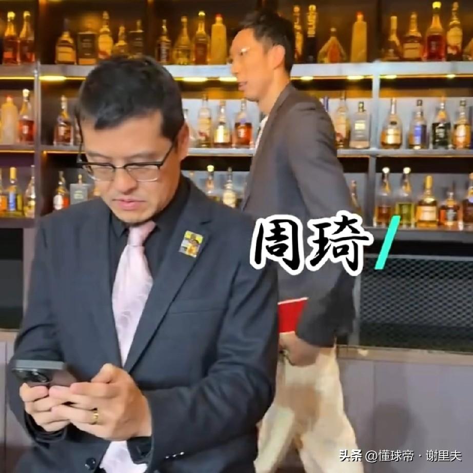 篮球名嘴杨毅：周琦往解说席一坐，男篮，胜率非常高，周琦回答：赢就行在哪不重要；周