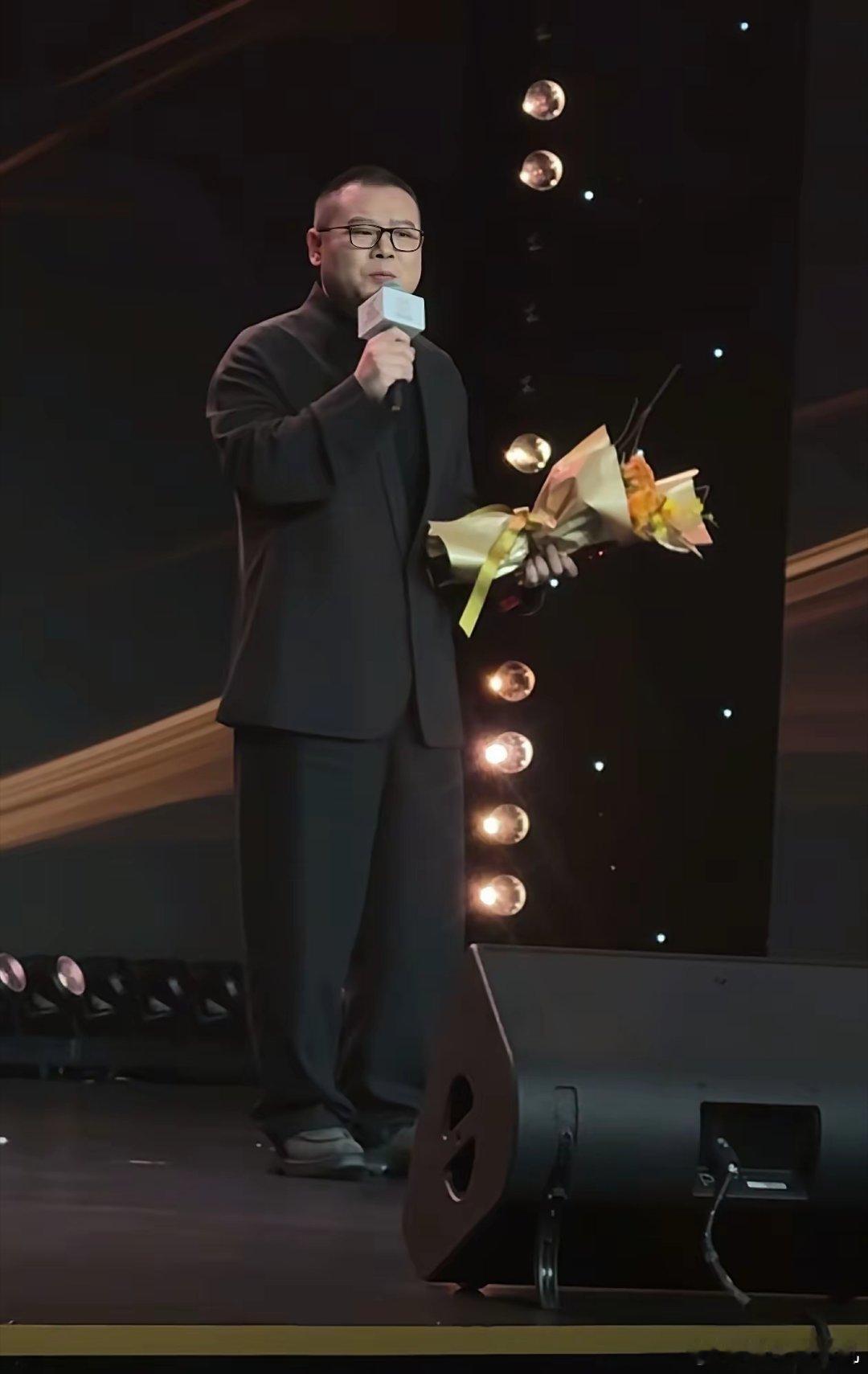 岳云鹏参加2025搜狐时尚盛典。岳云鹏说，其实他跟时尚不沾边。当初搜狐主办方邀请