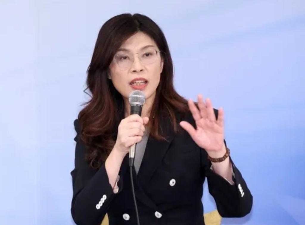 “台独”分子在机场闹事，新党主席吴成典亲自到机场为郑丽文送行！4月7日，根据岛内