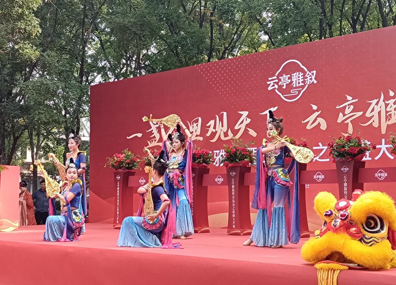 秋日生活打卡季 
许是预报中的雨迟迟不肯落下，天儿骤然又热了起来，前几日气温还在
