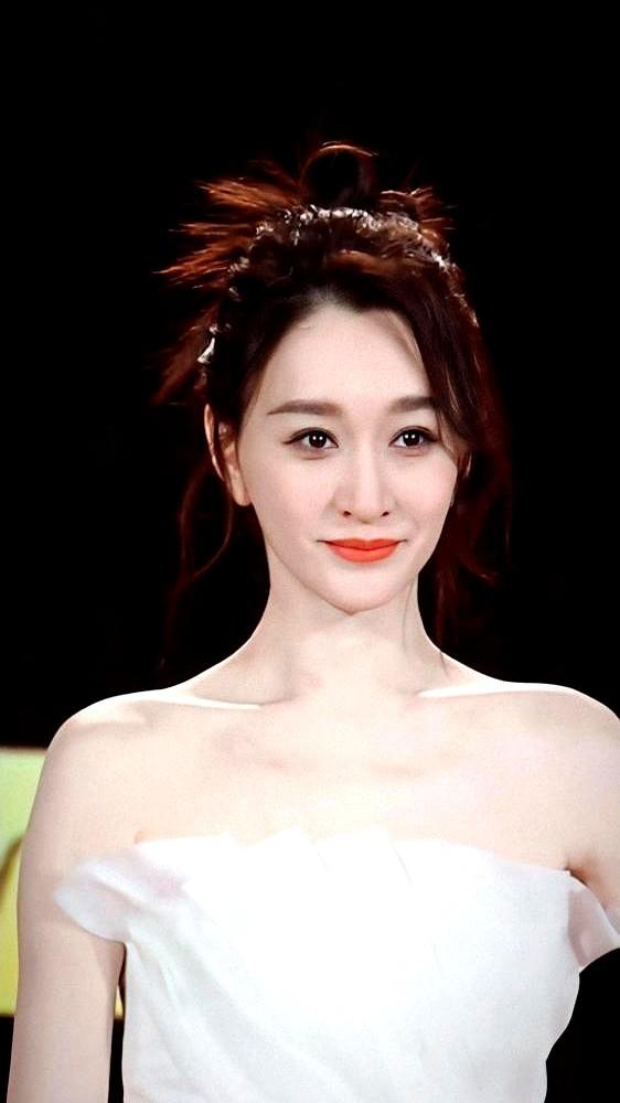 温峥嵘跟李小冉，都五十岁上下，但戏路咋差那么多？

温峥嵘在直播里自曝，生完孩子