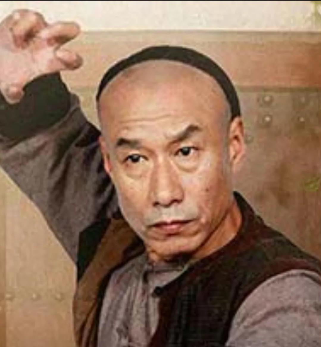 刘佩琦出生于北京的国家一级演员，毕业于解放军艺术学院，他演技精湛，塑造了众多经典