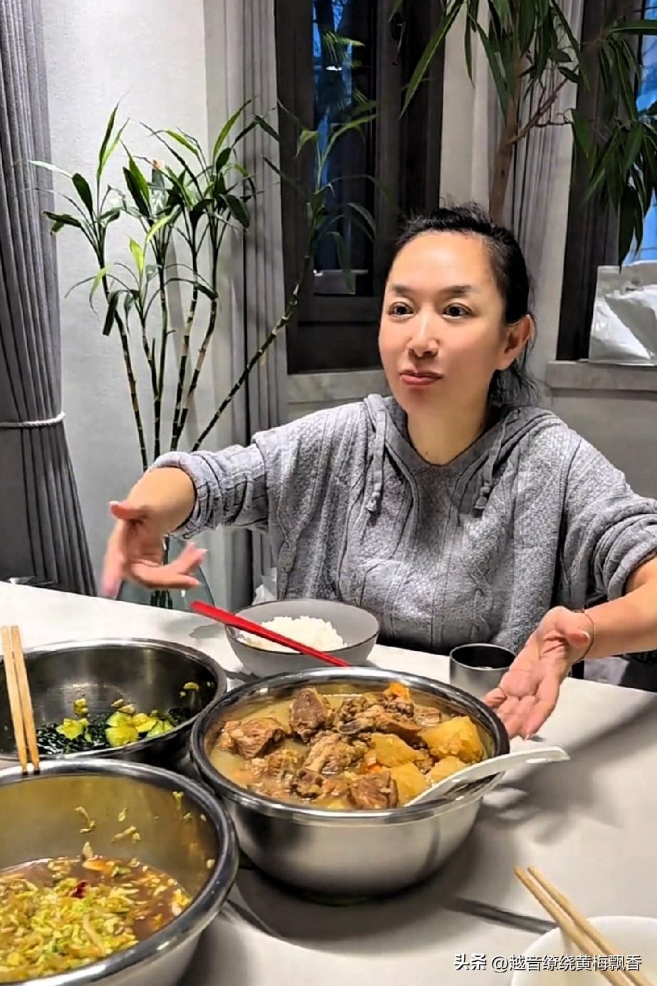 主持人王芳终于不再跳舞，竟摇身一变，在家当起了厨娘。不得不说，她厨艺还挺不错。她