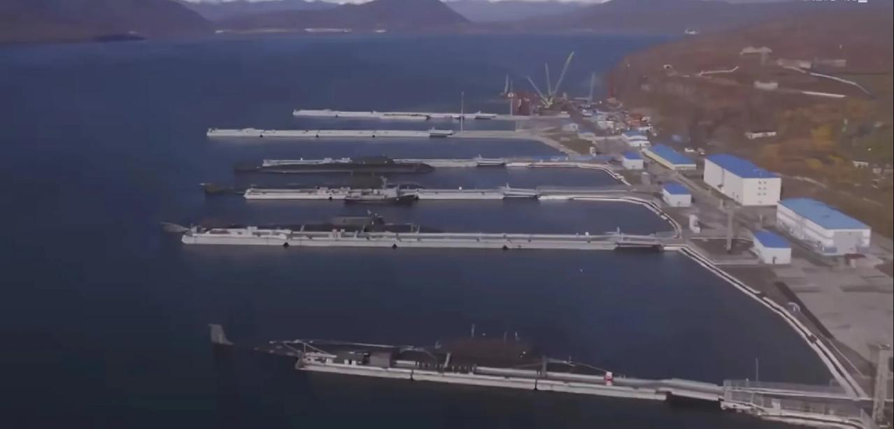 俄罗斯最大核潜艇基地（巴伦支海科拉湾）疑似遭遇无人机袭击被炸，核潜艇也被损坏，这