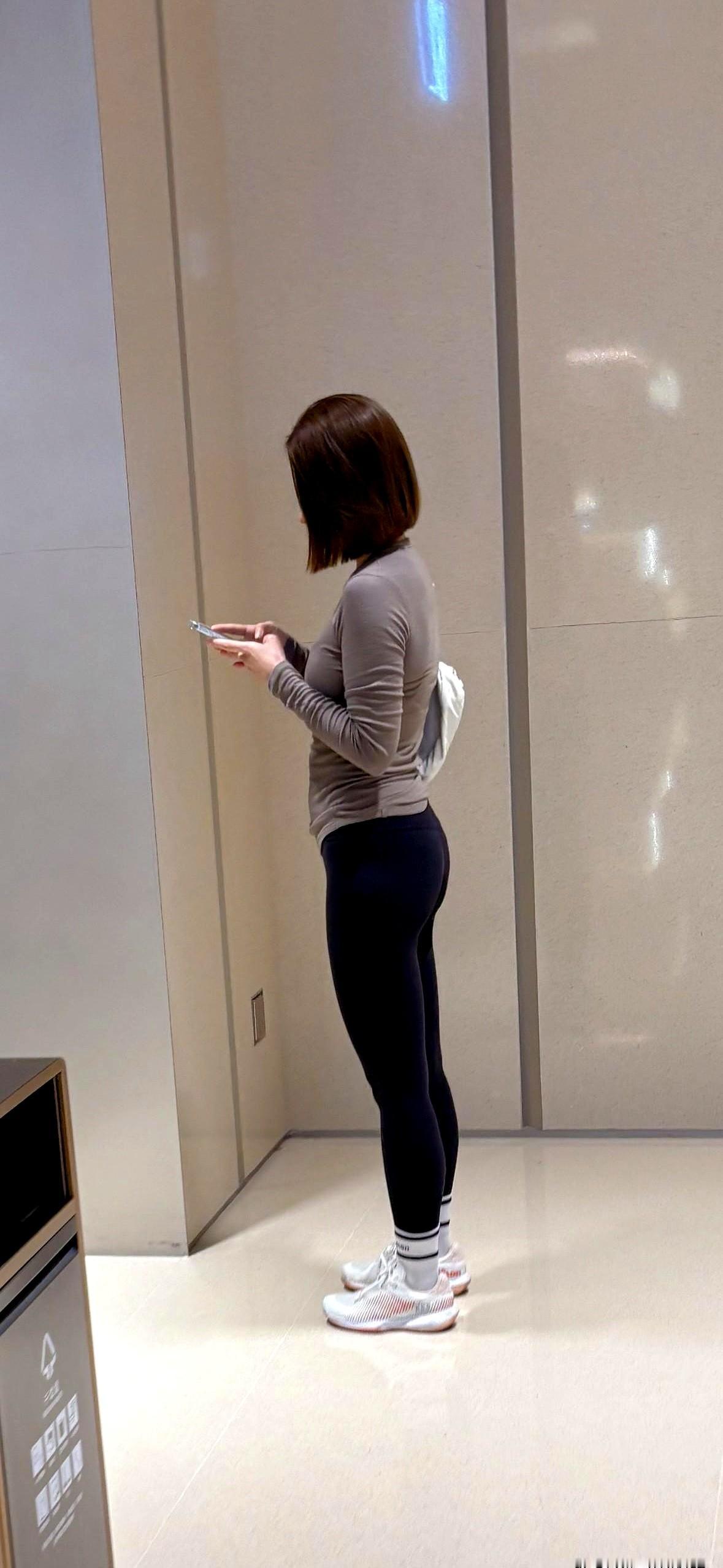 什么样的女人算自然美 穿着简约舒适，不是奇装异服。
其实有时候变美真的不难，就拿