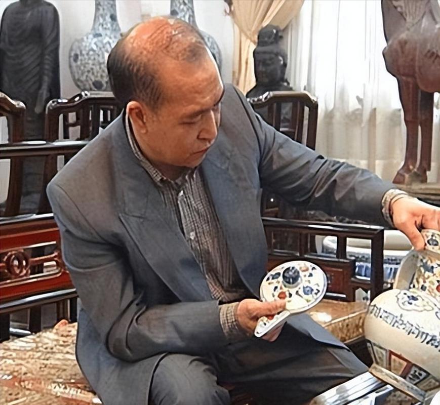 他放弃中国国籍，转头加入英国。在英国，他打扮成乞丐，四处捡废品，引人嘲笑。谁料2