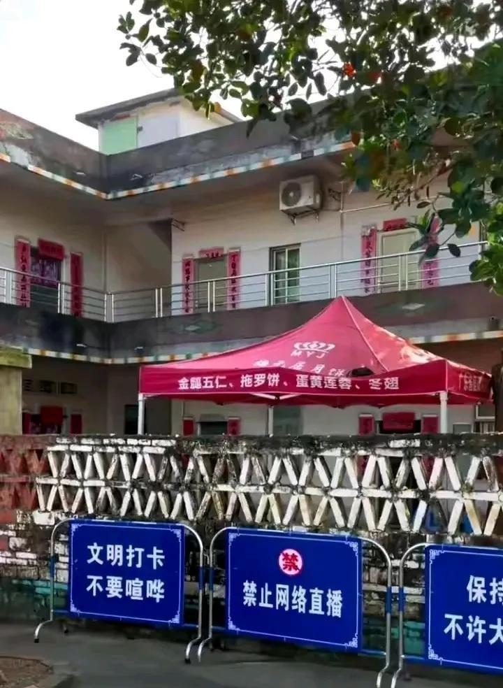 曾几何时，门前人山人海，如今网络一断，竟然空无一人，安静得让人胆寒。这让人不得不