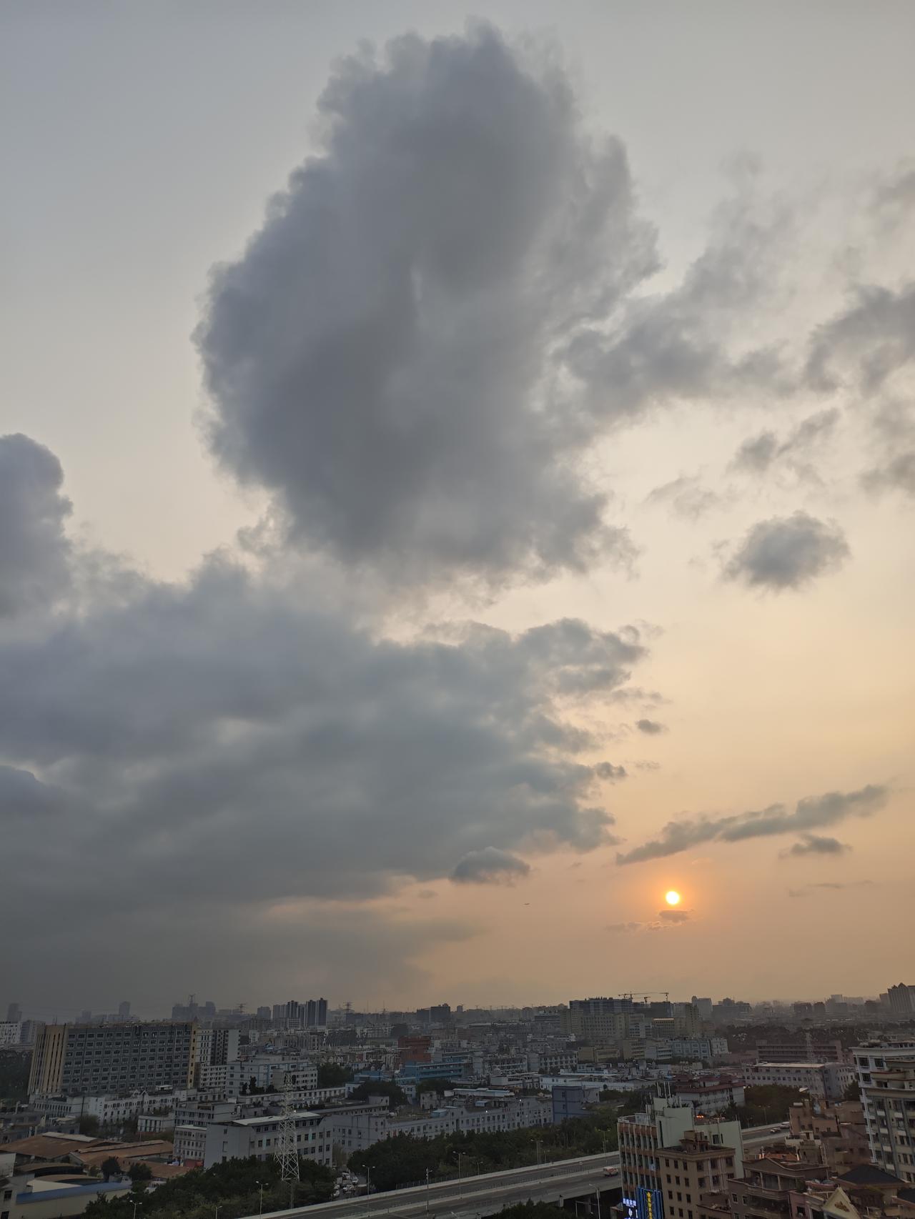 我拍到的落日瞬间阴天的落日瞬间，别有一番美景，像一幅油画掛在天空！