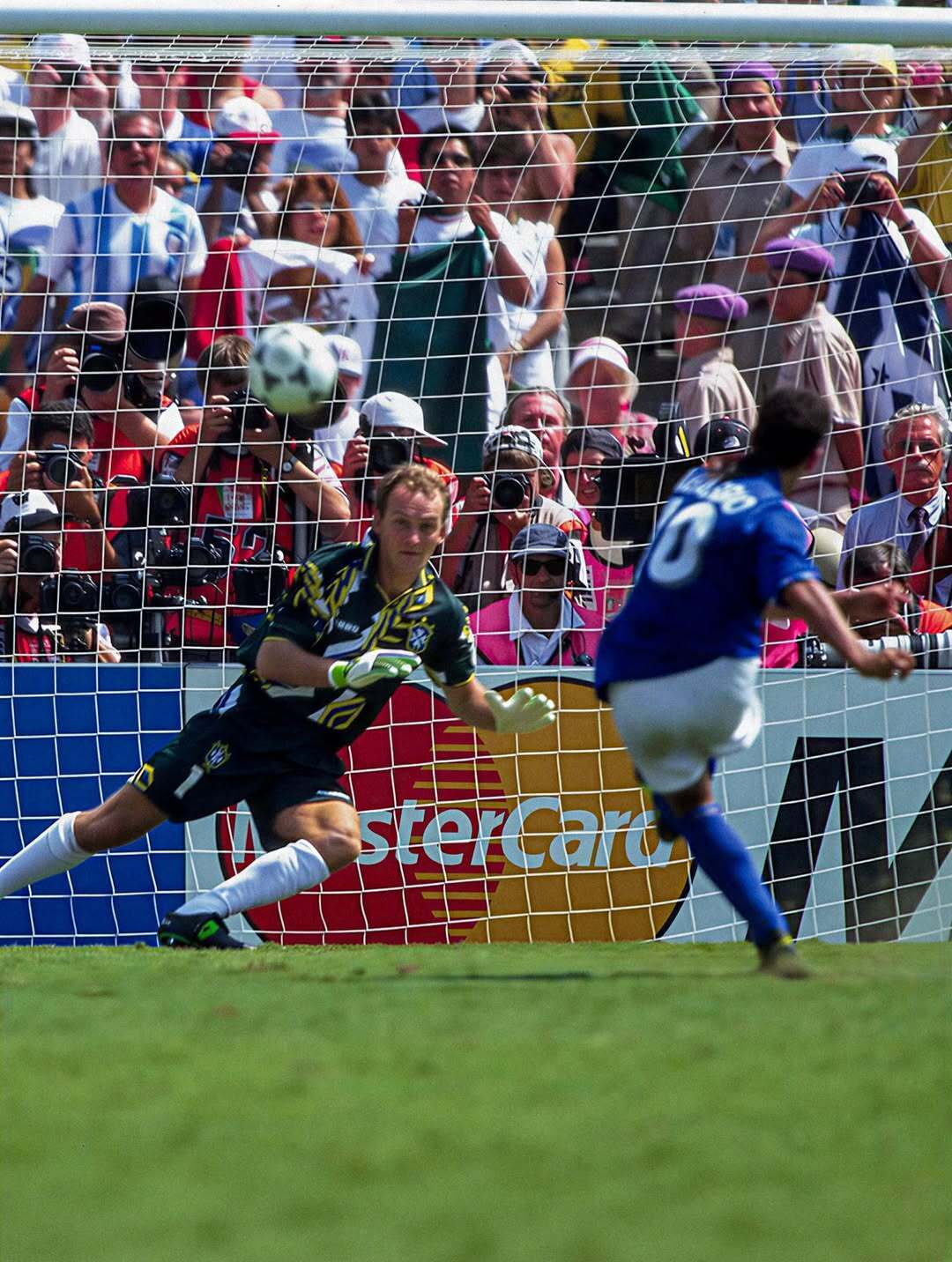 1994年美国世界杯决赛罗伯特·巴乔罚丢点球痛失冠军的一瞬间⚽️ 