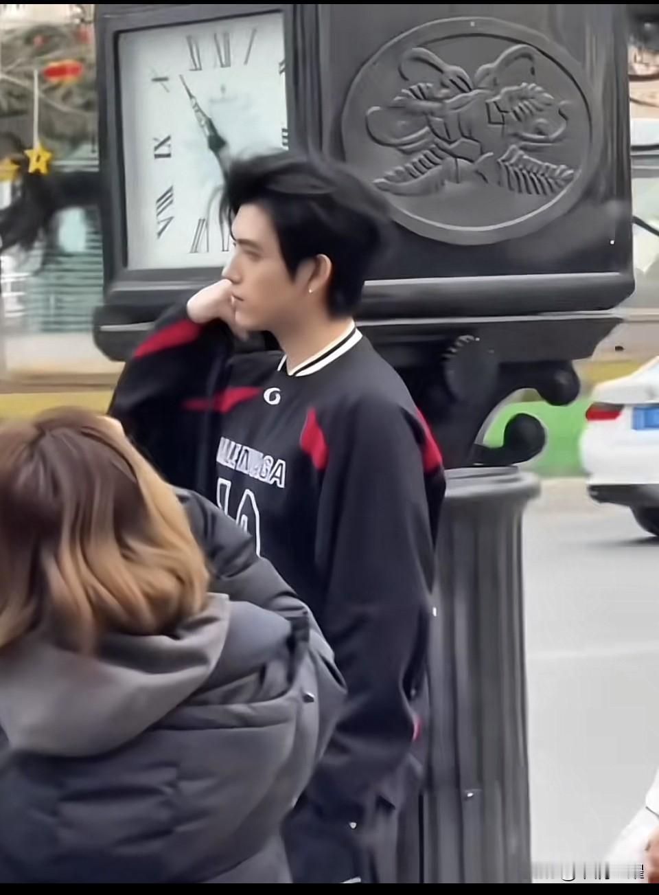 不知何时，大连中山广场的街边成了风景，众多美女帅哥纷至沓来，这不又一明星来街钟前