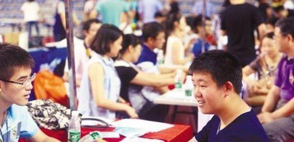 张野晨：15岁考入华南理工大学，被称为“高考十大神童之一”
河北石家庄军医家庭，