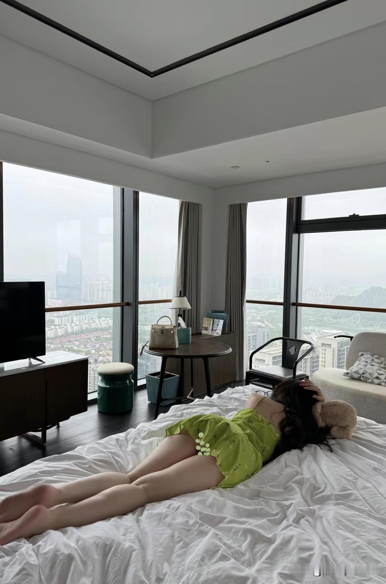 城市天际线下的惬意午后，绿裙少女悠然躺卧。夜景气质少女 湖畔棕裙照 湖畔绿裙照