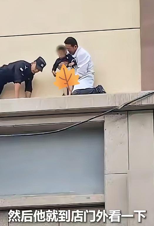 五米高空，一根电缆，一双攥到发白的小手。甘肃张掖这一幕被路人用手机拍下，随即刷屏