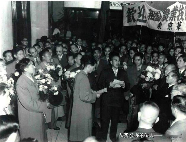 1957年11月王震率中国民间农业代表团访问日本，考察日本农业并引进优良稻种和手