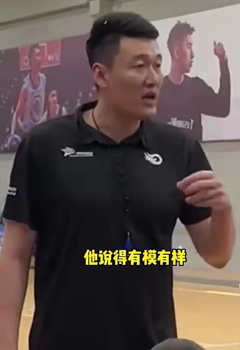 宏远名宿苏伟传授篮下技术，两个胖孩子拉低排面，宏远因素提升档次

终于看到“苏老