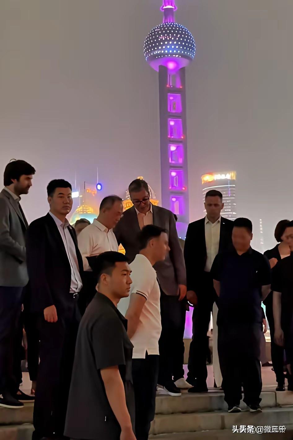 武契奇去了趟上海，特意去了2个地方。1个是外滩，看看浦江两岸迷人夜景，感受上海大
