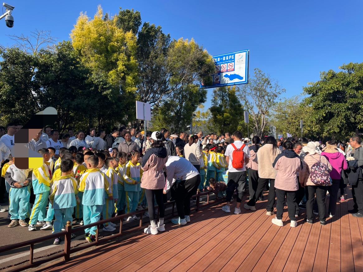 今天的石屏县异龙湖异常热闹！可以说是彩旗飞舞锣鼓喧天！原来是县幼儿园在这里举行亲