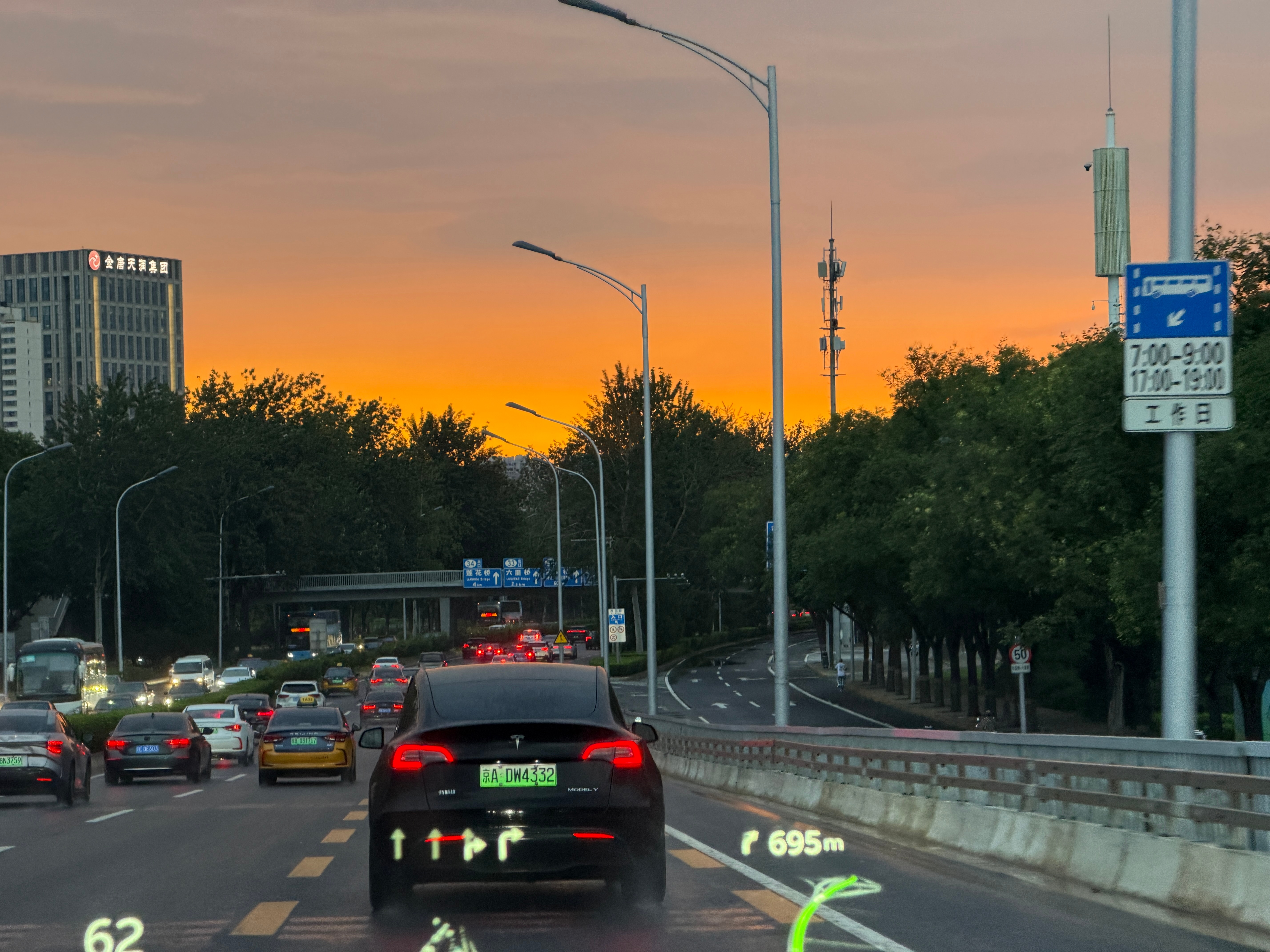 买了个ES8五座板，能耗表现比网上说的那些好多了...我通勤单程在60km左右，