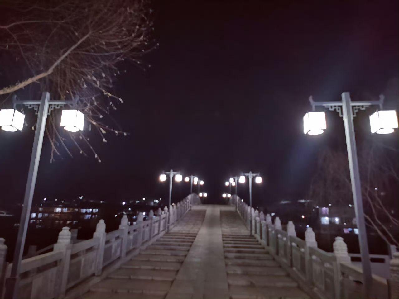 清江引·冬晨
逐星破晓堤林越，
霜冷无须怯。
晨曦未照时，
风里身姿跃。
律动暖