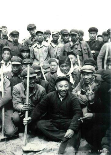 王震和新疆农垦战士在一起。