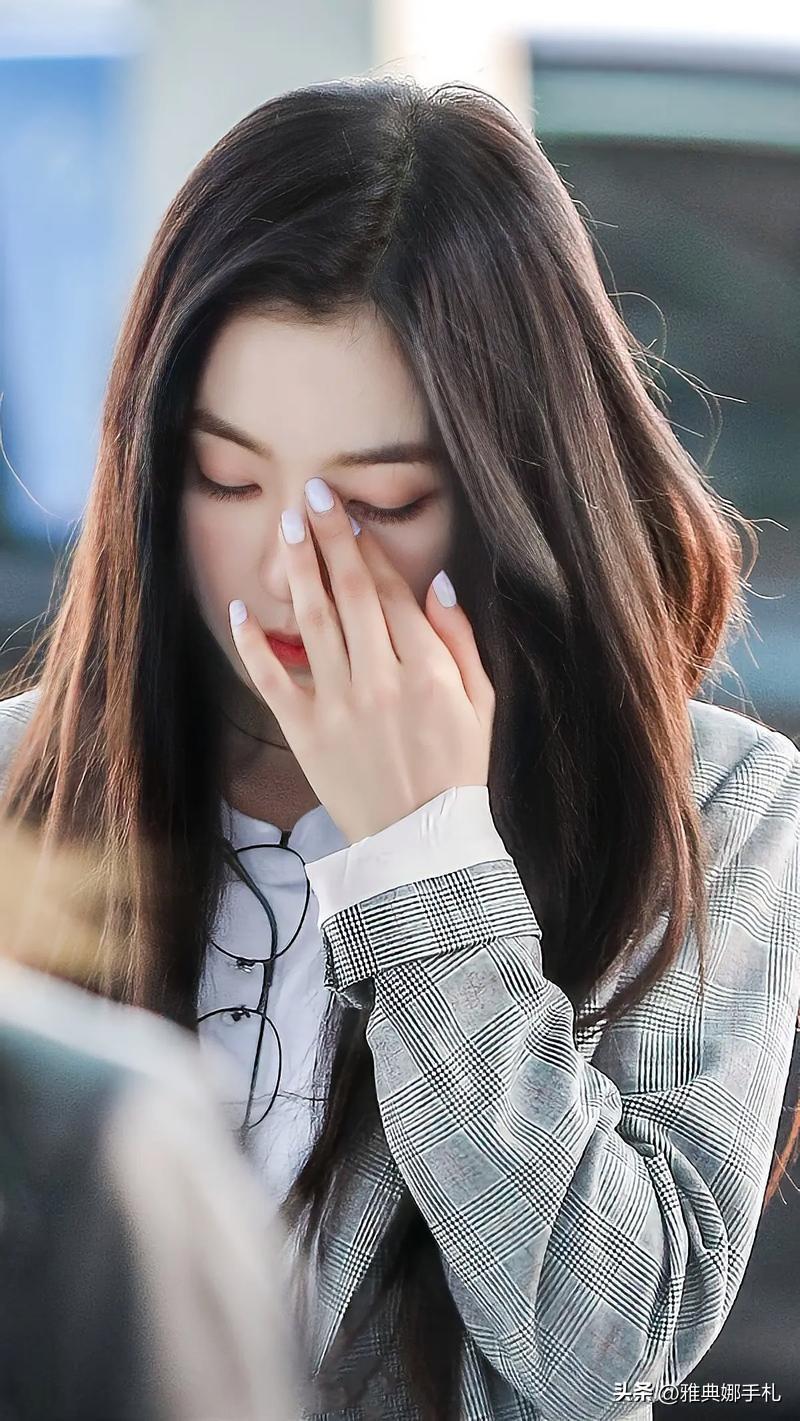 啥是高级感，
并不是穿着高定礼服，画着异常精致的妆容，在摄影棚拍摄出来的，
因为