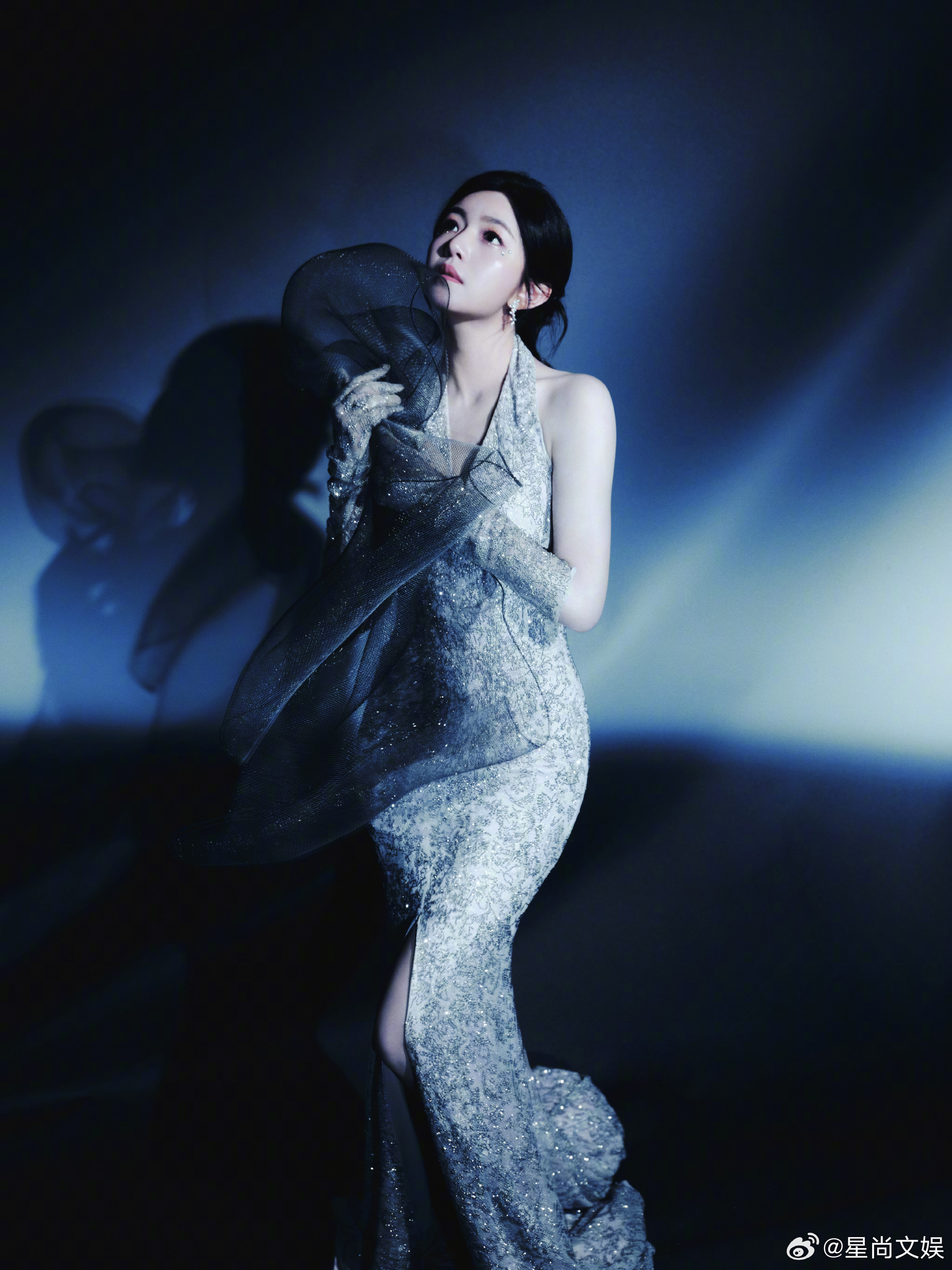 陈妍希看见极光 陈妍希爆闪挂脖裙 这条爆闪挂脖裙真的很衬人，陈妍希穿上身温柔又有