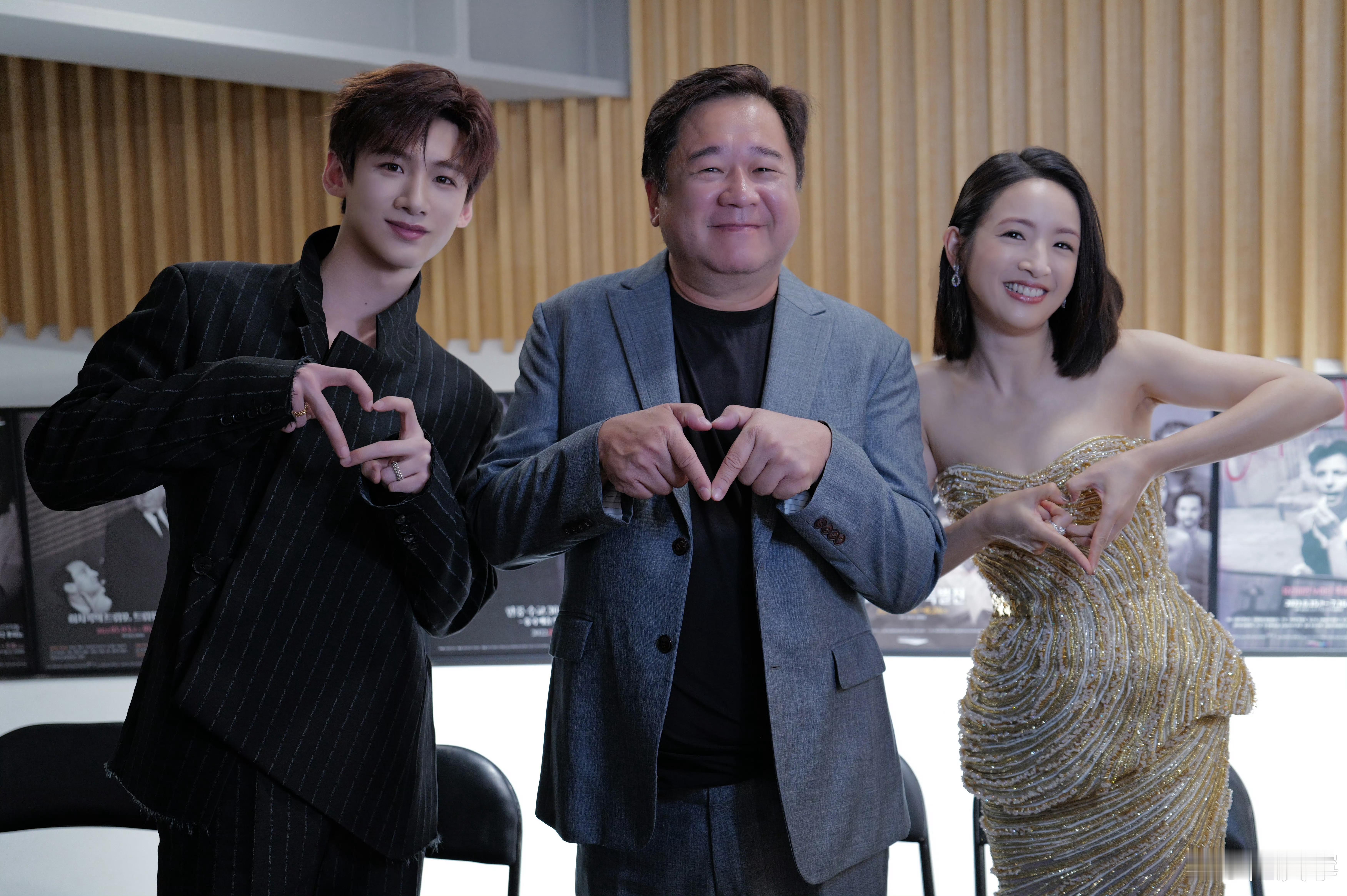 林依晨白敬亭和《恶作剧之吻》《难哄》导演瞿友宁合照📷 ​​​