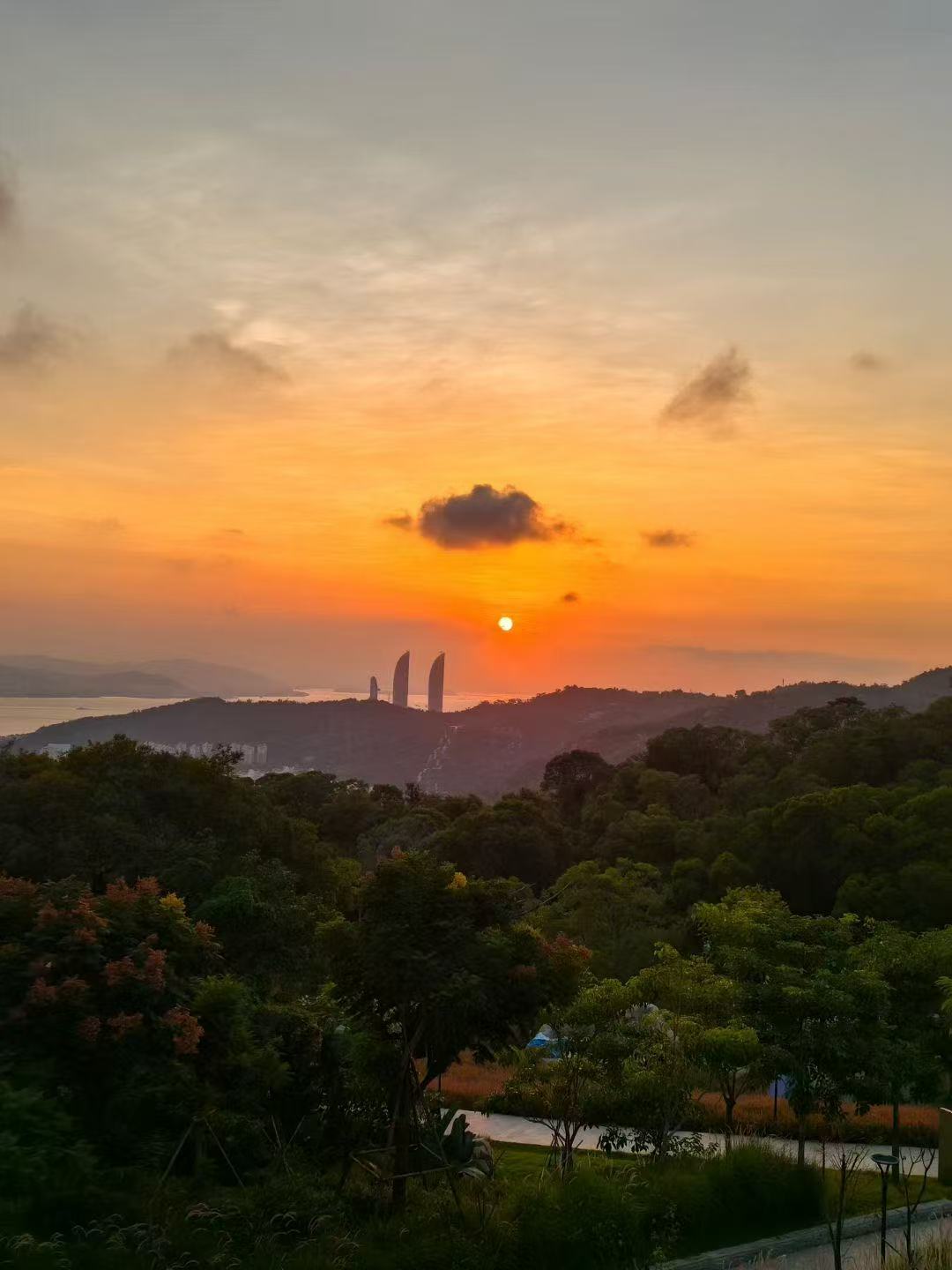 成毅的珠光宝计平淡生活总有点灵光一现的心血来潮，比如今天想做酷boy，立马翻出了