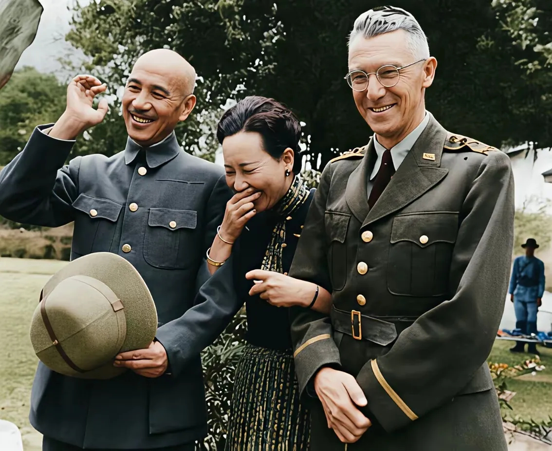 蒋介石、宋美龄与马歇尔合影，宋美龄左右挽臂，三人谈笑风生，蒋中正略显尴尬。 