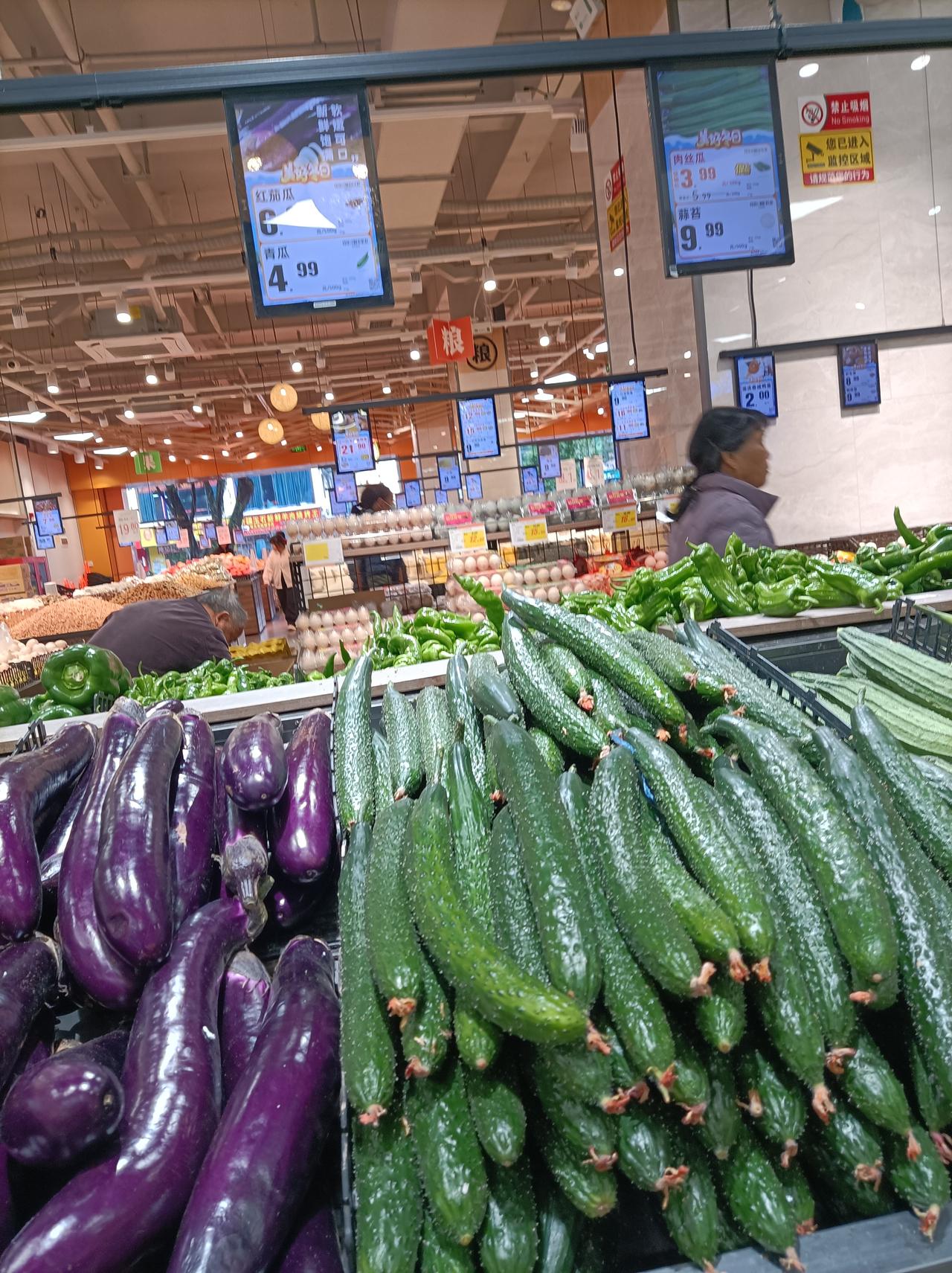 随手拍张照三天没去超市了，今天去了下超市，看今夭的莱价还是有点貴:西红柿7.99