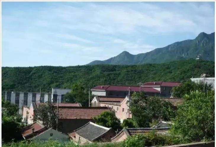 北京密云，一男子将自己的宅基地在27年前以5500元的价格出售。然而在来京务工的