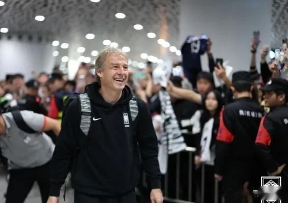韩媒惊呼难以置信！看看韩国队抵达深圳这排面！上千名中国球迷接机[泪奔]

北京时