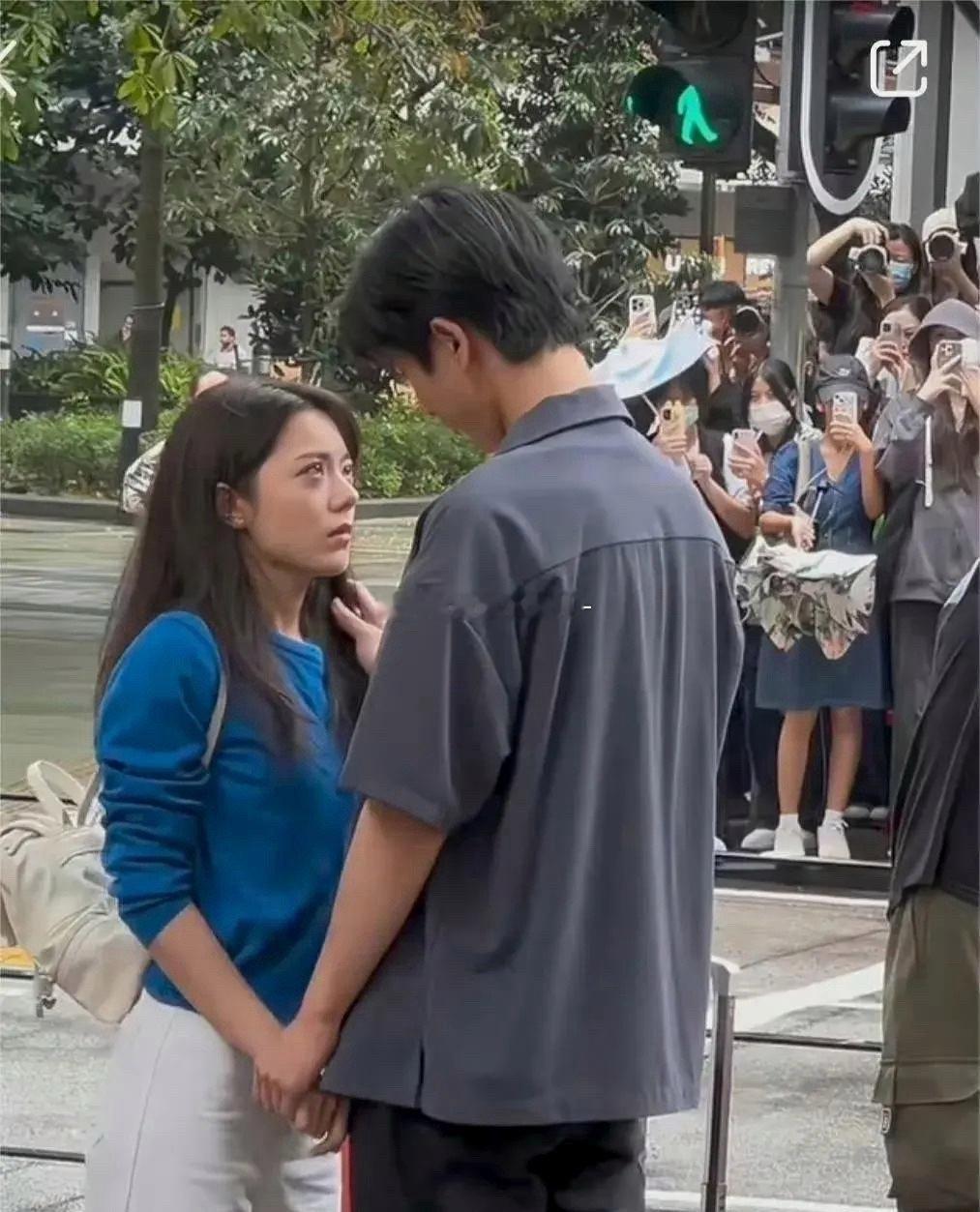 赵今麦和张凌赫在大街上拍吻戏，这么多路人围观拍照！不得不说，演员的心理素质真强，