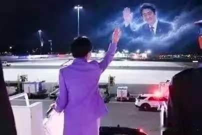 高手始终在民间！这张图是网友二次创作的恶搞P图，并不是真实现场画面。

高市早苗